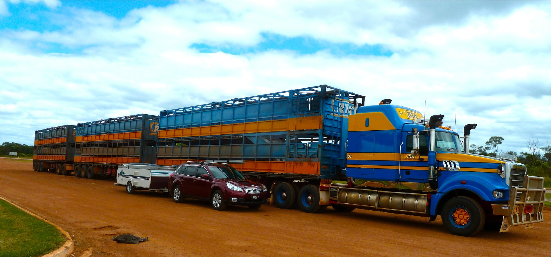 road-train-389046_1920